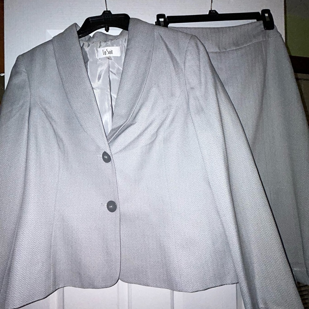 Le Suit Gray Skirt set, NWT